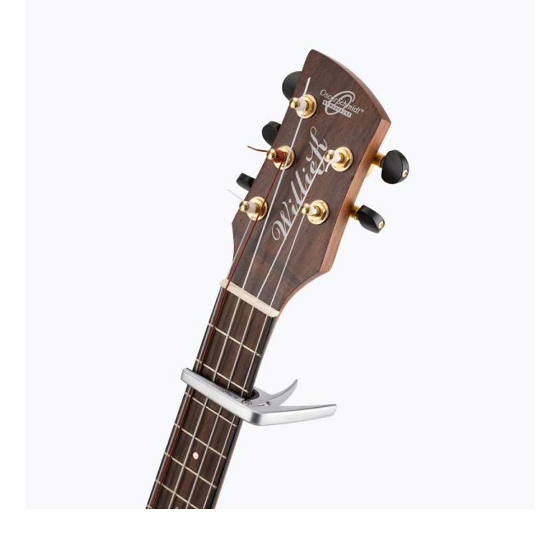 Capotasto per ukulele sul palco